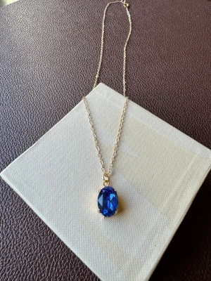 Swarovski halsband  - Super vacker halsband med Swarovski Sapphire kristall i strlk 16mm och guldpläterad kedja 50cm