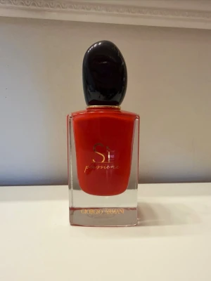 Sì Passione parfym från Giorgio Armani - Si Passione parfym från Giorgio Armani. En elegant och feminin doft i den ikoniska röda flaskan. Parfymen är använd och cirka halvfull. Flaskan är i fint skick och passar perfekt för dig som älskar klassiska och lyxiga dofter❤️✨