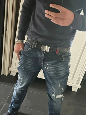 BOSS skärp svart  - Snyggt svart skärp i skinn med ett stilrent metallspänne. Spännet har en diskret logga och en liten färgdetalj. Perfekt accessoar för att lyfta din outfit och funkar till både jeans och kostymbyxor.