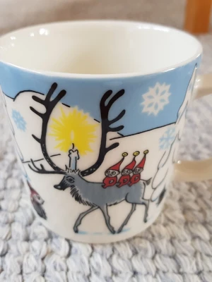 Muminmugg Vinterskog Mumin  - Felfri oanvänd mugg (utan etikett). Säljer fler Muminmuggar så kika gärna på mina övriga annonser också. Packar mycket noggrant. 