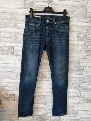 Replay - Mörkblåa jeans från replay. Straight fit, grover. Storlek 30. Nypris ca 1800kr