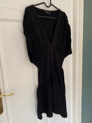 Svart klänning  - Svart klänning med fina detaljer från Asos.                      Helt oanvänd i nyskick!                                                          Storlek 42✨                                                                            Har bilder på hur den ser ut på modellen om det är av intresse😊