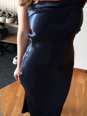 Satin midi klänning  - Säljer denna vackra satin klänning i storlek Xs från Lucy in the sky. Klänningen har en figurnära passform och axelbandslös design som ger en elegant siluett. Det är lite skrapat på ena sidan av klänningen annars är den i bra skick. Använt bara en gång. 