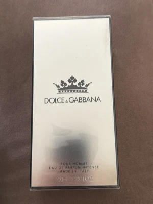 Dolce & Gabbana Pour Homme parfym - Lyxig herrparfym från Dolce & Gabbana i en elegant silverfärgad förpackning med svart logga och krona. Eau de Parfum Intense, 100 ml, tillverkad i Italien. Perfekt för dig som vill ha en exklusiv och maskulin doft.oöppnad