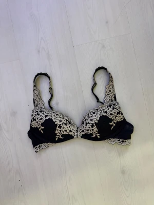 Intimissimi BH - Säljer denna superfina och trendiga intimissimi BH i storlek 75B! Den är i superbra skick! I den marinblå färgen! Det är push up! Lappen är tyvärr bortklippt!