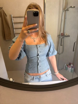 populär blus - superfin blus som jag köpt på vinted! originellt storlek M men tjejen som hade den innan sydde in den så den passar S! 💖💖