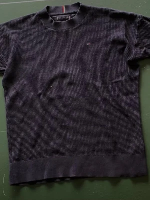 Mörkblå stickad tröja Tommy Hilfiger - Snygg mörkblå stickad tröja från Tommy Hilfiger med diskret logga på bröstet. Passar perfekt nu inför hösten och är knappt använd. 