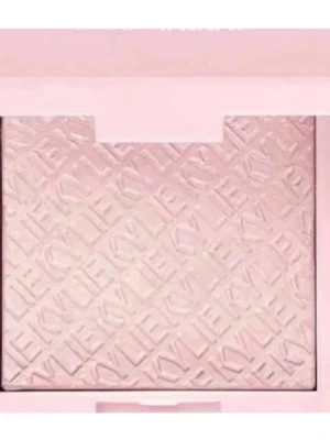 Kylie Jenner hightliter i ljusrosa nyans - Hightliter Kylie Jenner i en snygg ljusrosa förpackning med spegel och präglad logga i pudret. Ger en naturlig glow och är lätt att applicera. Perfekt för att framhäva ansiktskonturer och skapa en solkysst look.