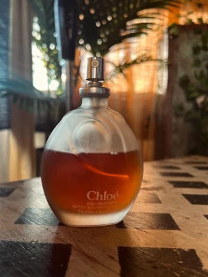 Vintage Karl Lagerfeld Chloé EdT, 95ml - Elegant parfymflaska från Chloé i frostat glas med rundad form och silverfärgad spraykork. Innehållet är bärnstensfärgat och flaskan har en stilren, klassisk design med tryckt logotyp framtill. Perfekt för dig som gillar exklusiva dofter. Det finns mer än 60% kvar. Ingen koek och ingen låda, därav priset.
