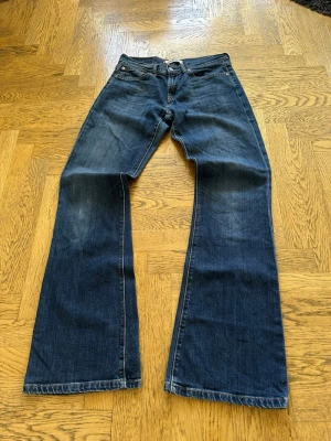 Vintage Levi’s Bootuct - Fina vintage bootcut Levi’s i vad jag skulle uppskatta är i storlek 26/27 x 32. I den ovanliga modellen 10529 Bootcut. Midjan mäter 34 cm. Yttre benlängd mäter 102 cm. Benöppningen mäter 24 cm