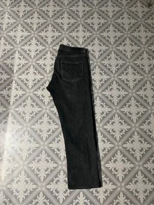 Svarta raka jeans med bakficka - Säljer ett par svarta jeans från Jack and Jones, som är nästan helt nya kanapt använda, storlek 34W och 32 L👍