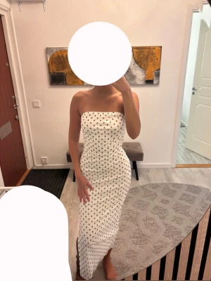 Polka dot bandeauklänning - Oanvänd polka dot bandeauklänning från Shein i storlek S. Säljes då den inte kommer till användning💕