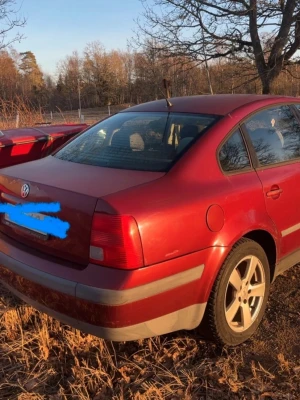 Röd Volkswagen Passat sedan - Röd Volkswagen Passat sedan med fem dörrar och aluminiumfälgar. Obesiktad, har stått stilla väldigt länge. Man kan reparera den och besikta. Hade passat bra till EPA eller ta dess delar. Startar ej