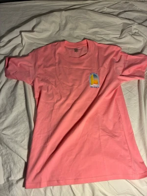 Rosa tshirt  - En fet rosa tshirt med logga på bröstet och ryggen. Perfekt för dig som är ca 170. Hör av er vid någon fundering!