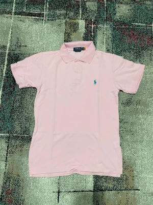 Ralph lauren T-shirt - Säljer denna Tshirt för ja använder inte längre hade på mig den några gånger bara så är den nästan i ny skick. Skriv till om ni har frågor 
