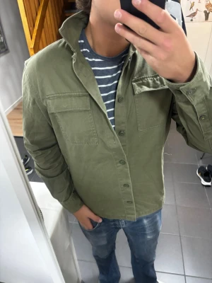 Grön Overshirt - Storlek M, skick 9/10. Postar samma dag!
