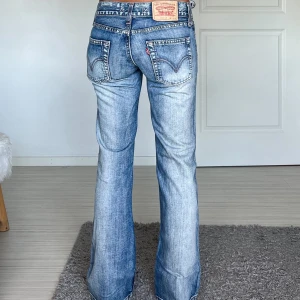 Levis - Midjemått: 37cm rakt över, innerbensläbgd: 90cm 💗