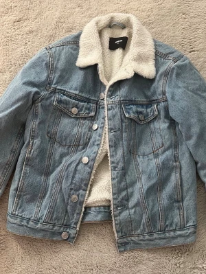 Snygg fodrad  jeans jacka - Jeans jacka som är fodrad i väldigt bra skick . Storlek XS
