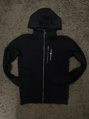 Mörkblå Sail Racing Zip Hoodie - Tjenare. Ny dag nytt plagg, Mörk blå Sail Racing. Använd ett par gånger men inte många gånger. Ganska ny köpt för 1200kr på Tremark. Size S