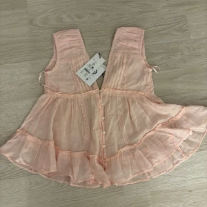 Ljusrosa blus - Supersöt ljusrosa blus från GinaTricot. Den är perfekt för varma dagar☀️Blusen har aldrig använts och är precis som ny! Strl: XS