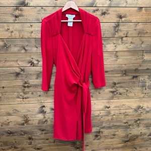 Max Mara röd klänning (XL-XXL)  - Mycket gott begagnat skick. 70% triacet 30% polyester. Storlek XL-XXL.     1026