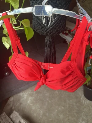 Rött Bikiniset från Salta Bad ( Ca S/M ) - Storlekslapp saknas. Uppskattas passa B/C-kupa & S/M underdel. ♡
