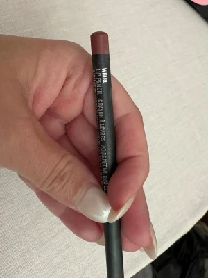 MAC Whirl läppenna brunrosa - MAC Whirl läppenna i en snygg brunrosa nyans. Pennan har en klassisk smal form och är perfekt för att definiera och fylla i läpparna. Enkel att applicera och ger ett naturligt resultat. Passar till många olika looks.