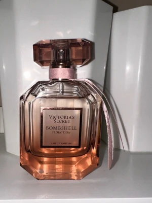 Victoria's Secret Bombshell Seduction - En lyxig parfym från Victoria's Secret i doften Bombshell Seduction. 50 ml eu de parfum- ca 95 % återstår. 