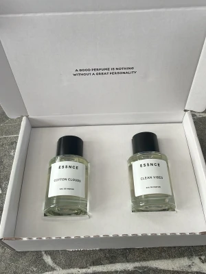 Essnce parfymset Cotton Clouds & Clean Vibes - Parfymset från Essnce med två flaskor: Cotton Clouds och Clean Vibes.  Säljer för att jag inte tycker dofterna passar mig, har testat parfymerna ett sprej av varje annars helt ny!