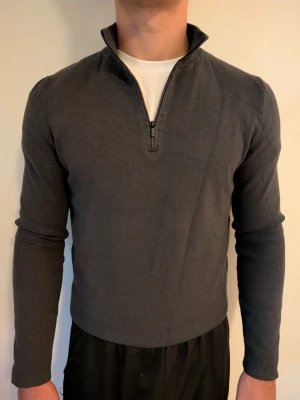Mango tröja mörkgrön, stl M - Mango tröja med kort dragkedja, mörkgrön. Stl M. Enkel, snygg och lätt att kombinera. Bra skick. Modell: 182cm | 83kg.