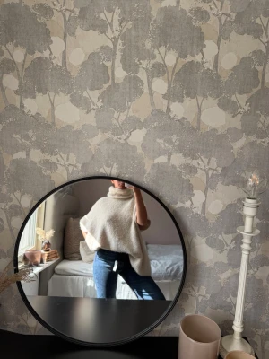 Beige poncho med polokrage - Säljer en beige poncho med polokrage och korta ärmar. Ponchon har en lös och avslappnad passform, perfekt att slänga över en t-shirt eller långärmad tröja. Materialet ser mjukt och stickat ut, vilket gör den både mysig och stilren.