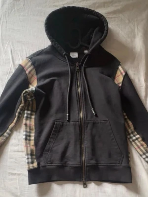 Burberry zip hoodie  - Säljer en riktigt fet Bruberry zip i ett bra skick då den inte har några hål eller andra skador,  själv klart äkta och pris kan diskuteras!