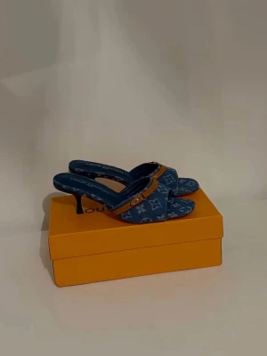 Louis Vuitton denim Heels - Säljer min oanvända Louis Vuitton blue denim heels i storlek 38. Kommer med förpackning. Pris kan diskuteras