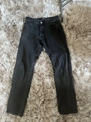 Jack Jones jeans - Säljer dessa jeans från Jack Jones i modellen relaxed Chris i storlek 28/32. Priset är ej hugget i sten och om du har en fråga är det bara ställa den!