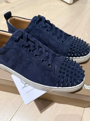 Christian Louboutin skor  - Ett par fräscha Christian Louboutin skor|| Perfekt nu inför hösten🍁|| Skorna är i storlek 40 men borde passa 41|| Hör av er om ni har några funderingar