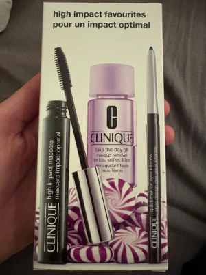 Clinique High Impact Mascara set - Snygg presentförpackning från Clinique med High Impact Mascara i svart, klassisk borste och elegant svart tub med silverlock. Setet innehåller även en makeup-remover och en svart ögonpenna. Perfekt för dig som vill ha definierade fransar och intensiv blick. 250 kr för paketet 
