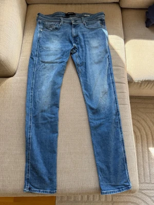 Replay anbass blå - Säljer ett par replay anbass jeans i storlek W33, fina jeans inga defekter. Inga hål eller liknande. Bvsa