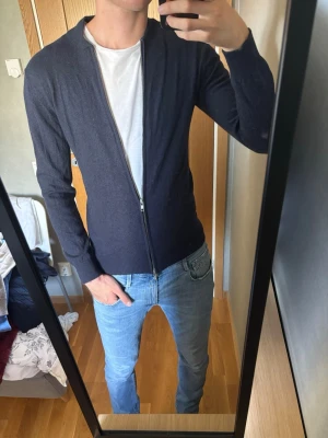 John henric merinoull fullzip - Stilren marinblå john henric fullzip i 100% merinoull| Mycket bra skick, inga defekter|  Skriv vid frågor eller funderingar!
