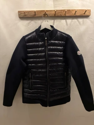 Moncler cardigan - Säljer denna extremt snygga moncler cardigan. Cardiganen är i super bra skick med en väldigt bra passform ! Har ni några frågor eller funderingar så är det alltid fritt fram o skriva !🙌