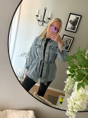 Jeansjacka - Jeansjacka med knytning, går att ta av bandet. Superfin! 