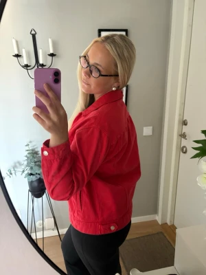 Röd jeansjacka - Röd jeansjacka i mycket bra skick, superfin nu till hösten