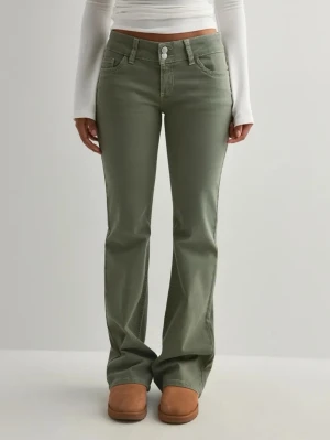 Nelly Low Waist Bootcut Stitch Jeans - Säljer mina gröna lågmidjade Nelly jeans som ej kommer till användning. Använda fåtal gånger. 699kr originalpris.