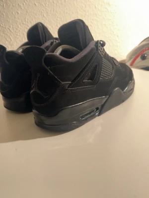 Jordan blackcats - Air Jordan blackcats, väldigt fint skick. Väldigt bekväma och varma, passar perfekt nu inför hösten och vintern. 