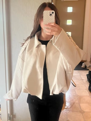 Beige kappa - En beige jättefin kappa med dragkedja i mitten, den är superskön och bra material! Aldrig använd💞