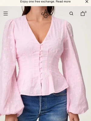 Rosa blus Adoore - Jättefin oanvänd blus ifrån adoore. Den sitter jättefint på och har samma blus fast i andra färger men säljer pågrund av att färgen inte riktigt passar mig☺️ nypris är 1295kr