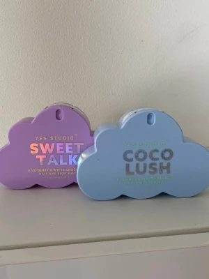 2 stycken Hair & body mist 2x100 ml - Hair and Body Mist 100 ml från Yes Studio Yes Studio Coco Lush Ny i förpackning  Coconut & Marshmallow Hair and Body Mist Body and hairmist  Doft: Coconut & Marshmallow  100 ml  Hair and Body Mist 100 ml från Yes Studio Yes Studio Coco Lush   Hair and Body Mist (100 ml) Yes Studio Sweet Talk Från Yes Studio Ny i förpackning  Sweet Talk Hair and Body Mist (100 ml) Doft: Hallon (Raspberry) – En fruktig, saftig och syrligt söt bärnot. Vit choklad (White Chocolate) – En krämig, fyllig och varmt len 