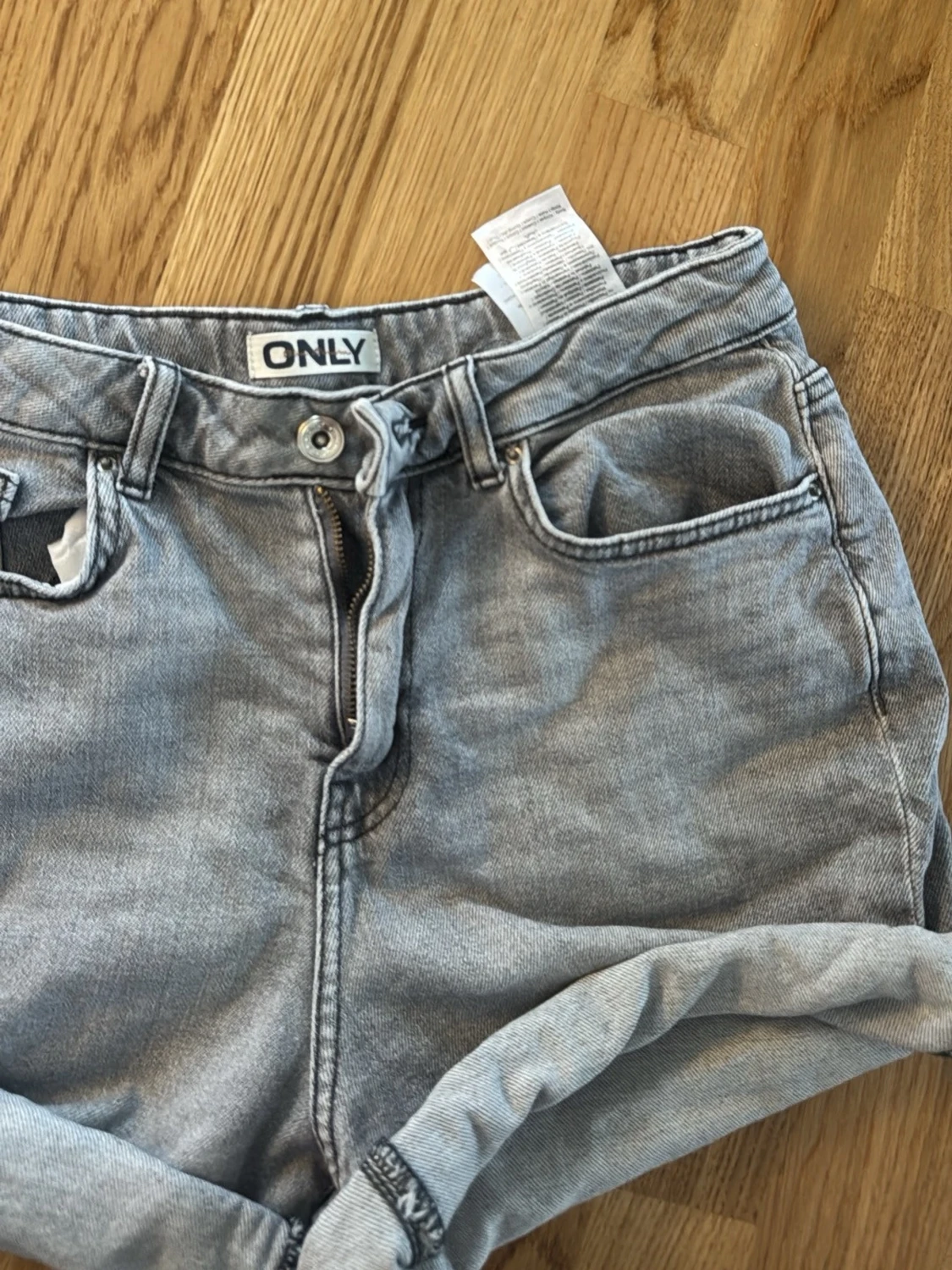 Grå denimshorts från ONLY - 1