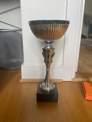 Ny omärkt pokal - Helt ny omärkt pokal, botten är i sten