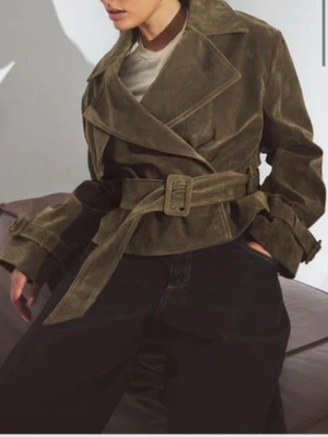 Kort trenchcoat i fuskmocka - Trenchcoat i fuskmocka som tyvärr inte kommer till användning. 