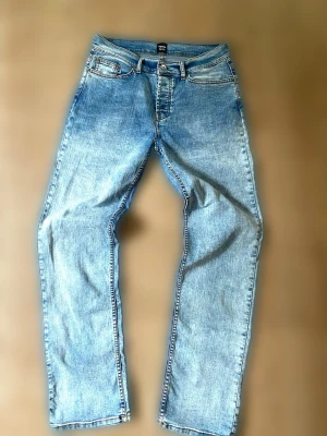 Vintage jeans  - Ett par shyssta jeans som passar till de mesta! Skulle säga bootcut eftersom dom lägger sig snyggt på skorna! Mått: Längd 108 cm Midja 40 cm Benöppning 20,5 cm